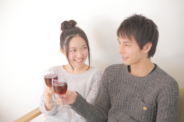 ワインを飲むカップル